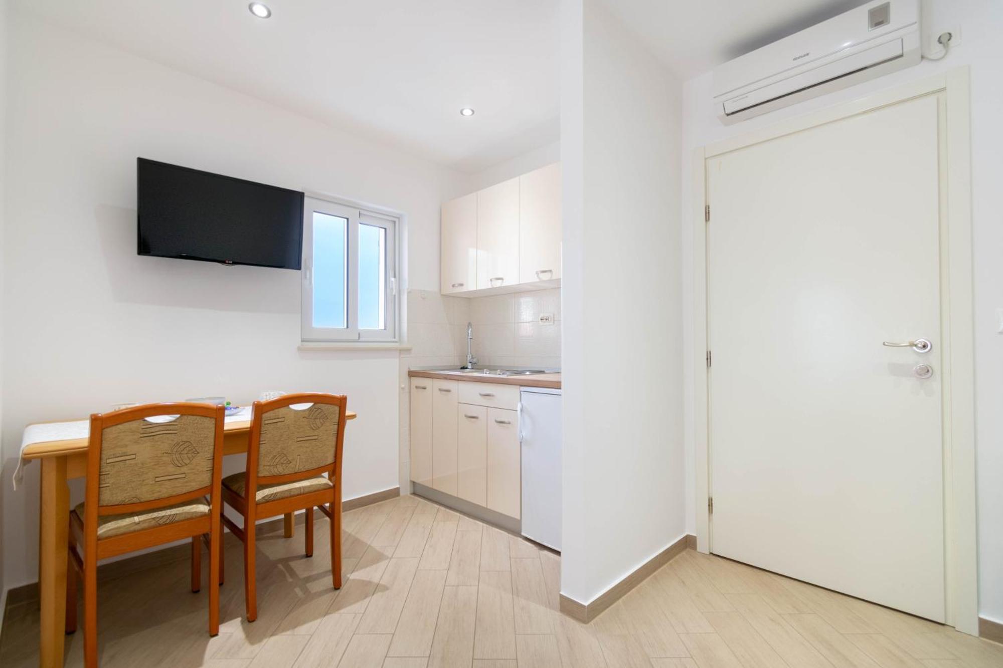 Studio Apartmani Dora Макарска Экстерьер фото