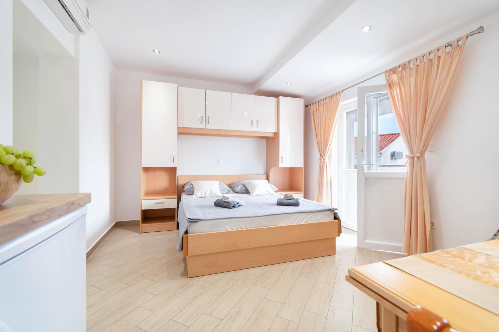 Studio Apartmani Dora Макарска Экстерьер фото