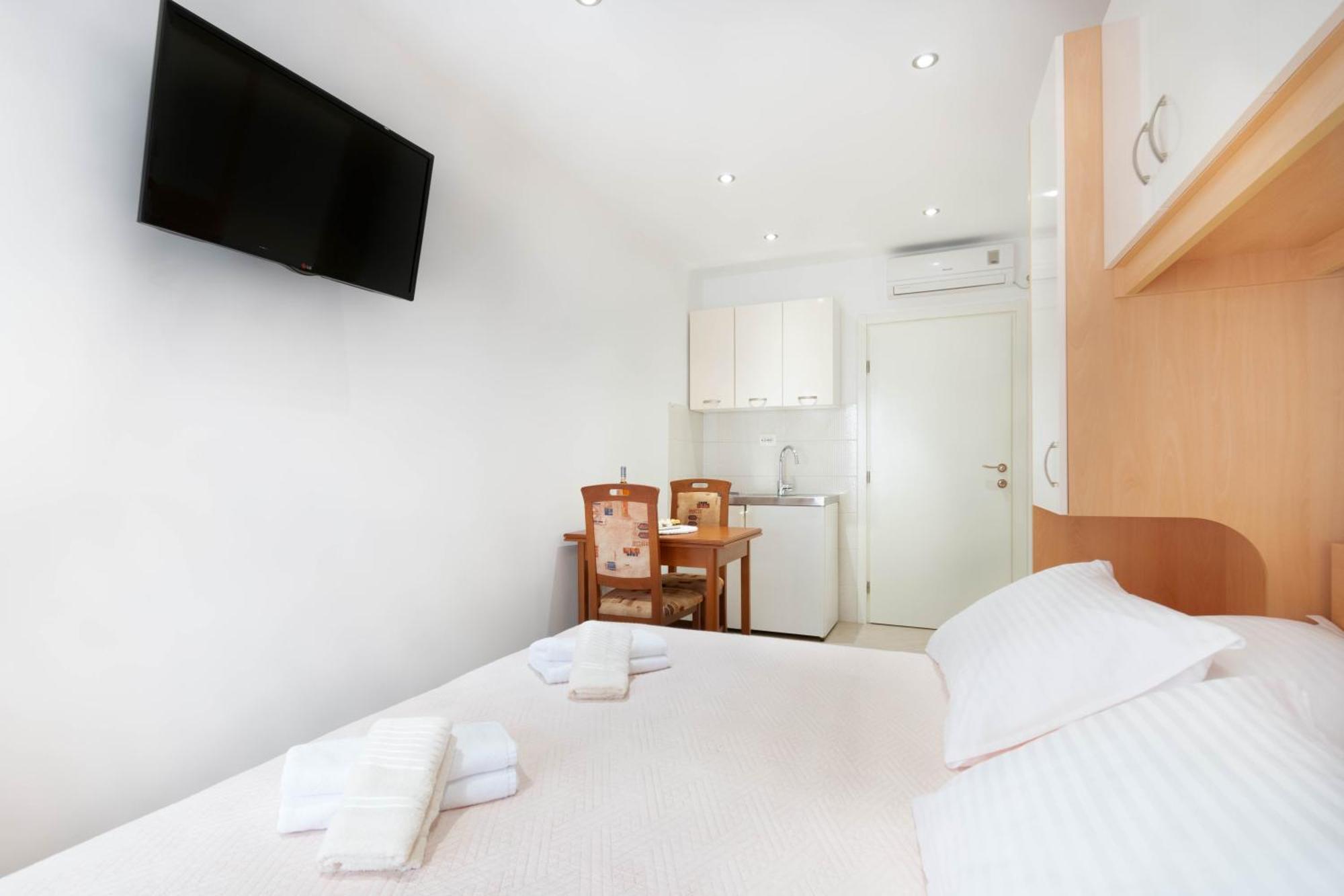 Studio Apartmani Dora Макарска Экстерьер фото