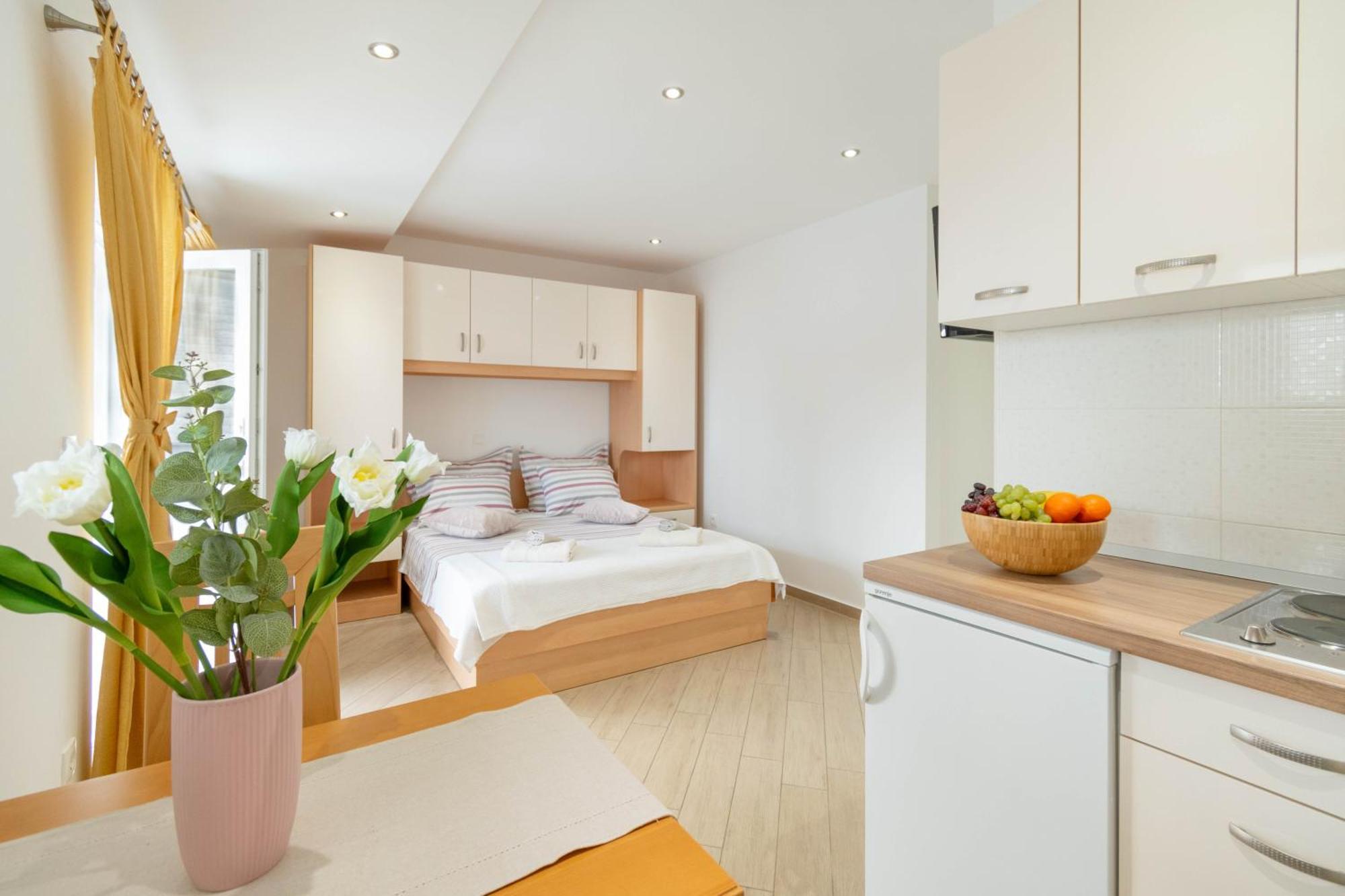 Studio Apartmani Dora Макарска Экстерьер фото