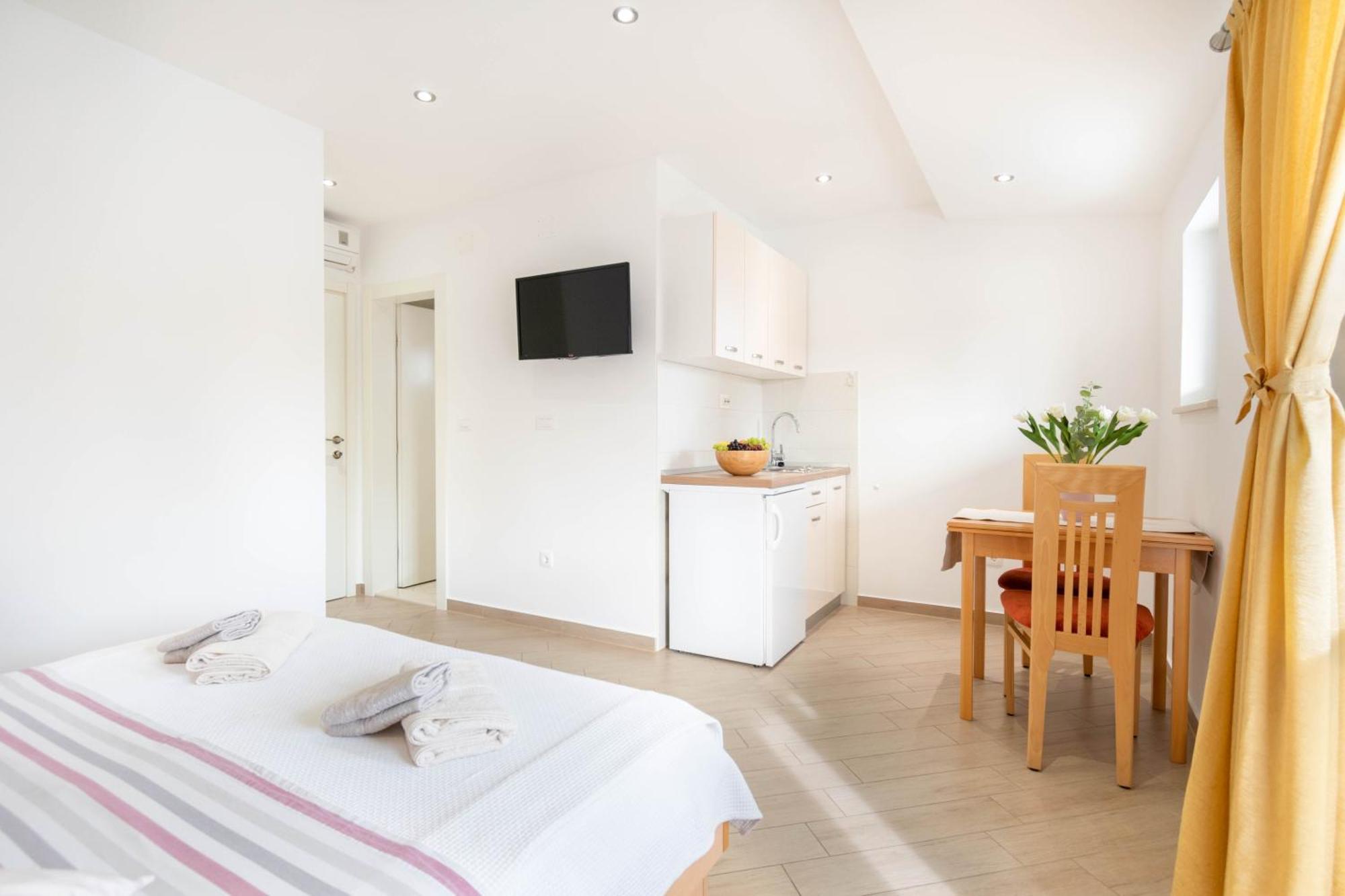 Studio Apartmani Dora Макарска Экстерьер фото