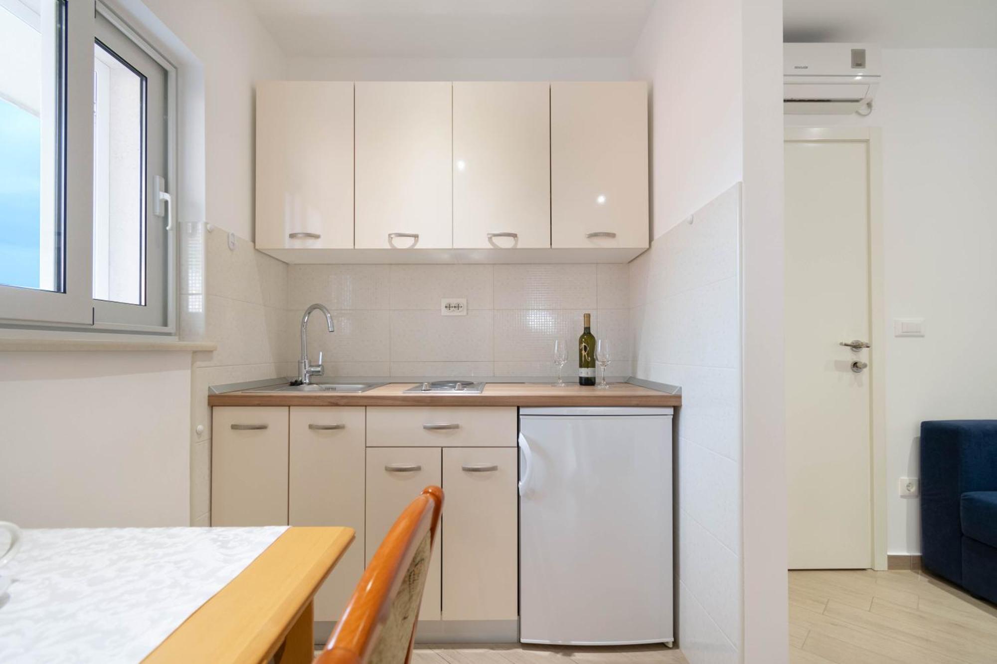 Studio Apartmani Dora Макарска Экстерьер фото