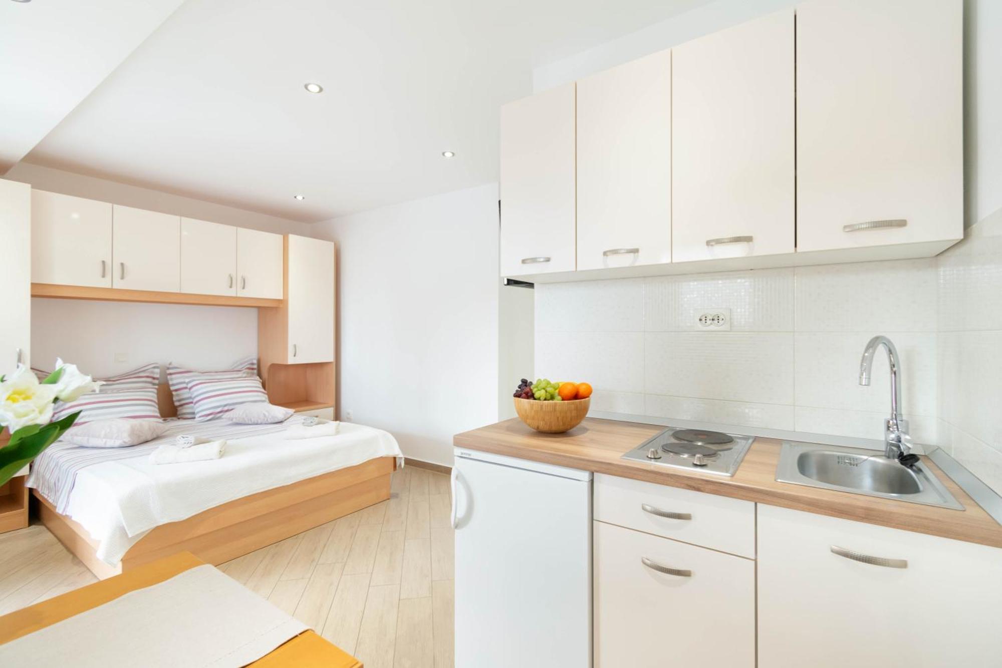 Studio Apartmani Dora Макарска Экстерьер фото