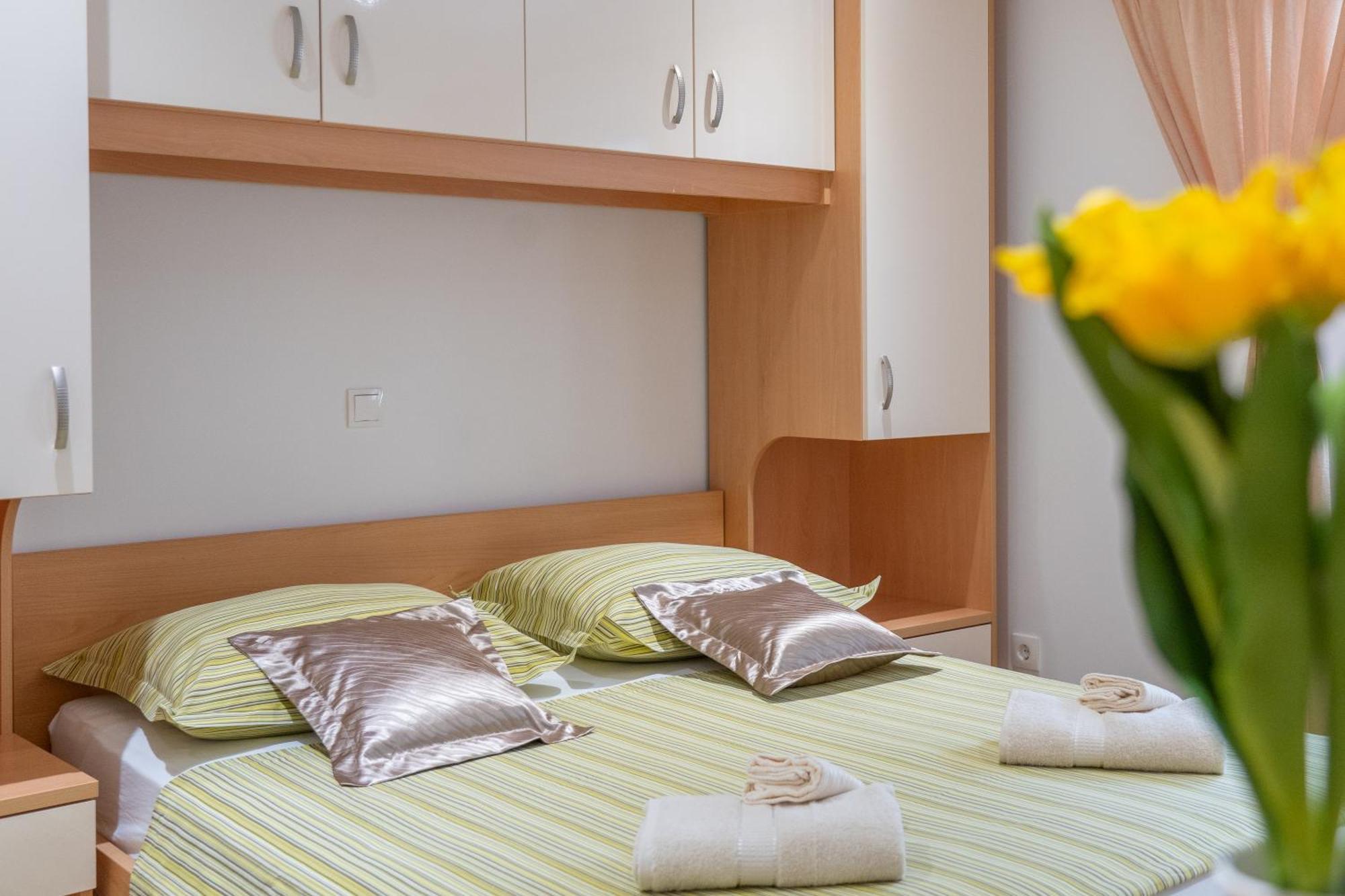 Studio Apartmani Dora Макарска Экстерьер фото