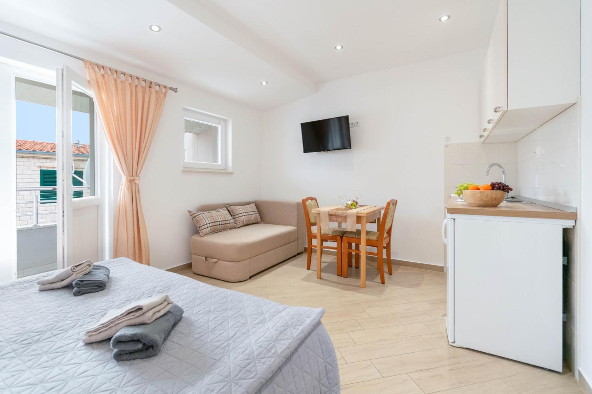 Studio Apartmani Dora Макарска Экстерьер фото